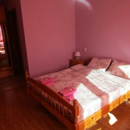 Casa de hóspedes Самостоятелни Стаи „Рози” *